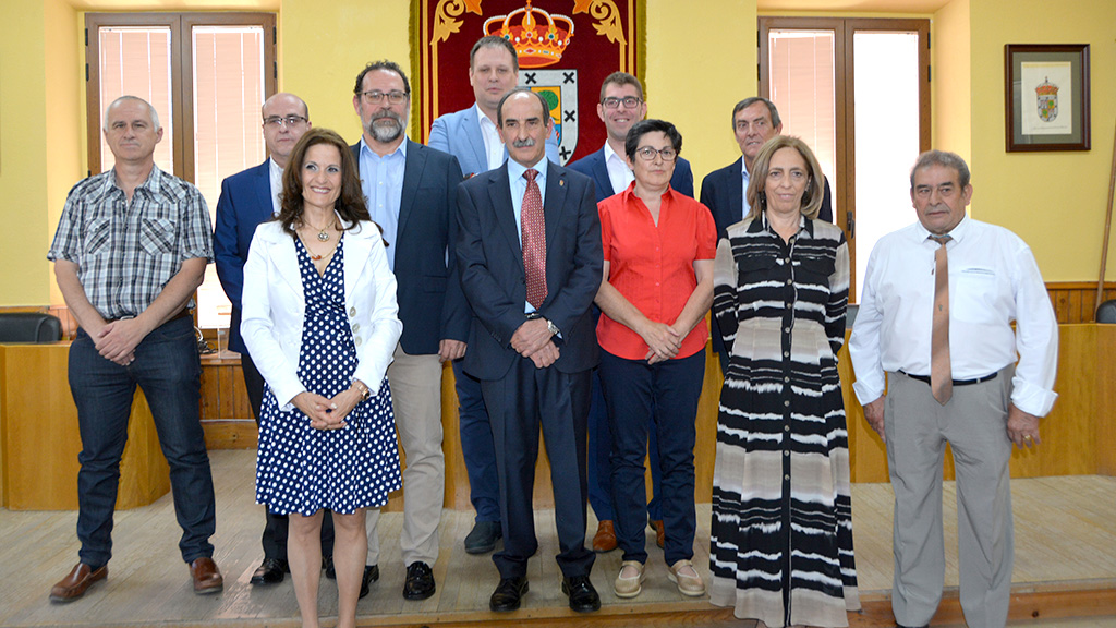 Nueva corporación municipal presidida por Juan José Maroto. / Amador Marugán