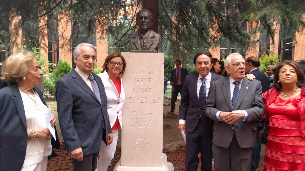 Parte de la Junta Directiva del Centro Segoviano junto al escultor y al presidente de la UAX, Jesús Núñez, junto al busto / E. A.