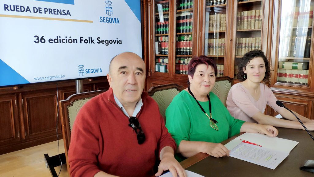 Jaime Lafuente, director de Folk Segovia; la alcaldesa Clara Luquero y Noelia Gómez, de Fundación Don Juan de Borbón. / E. A.