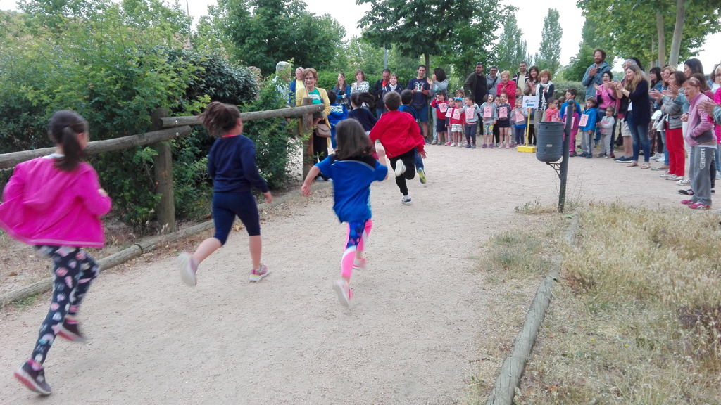 Carrera por la Solidaridad en el colegio Elena Fortún. /  E. A.