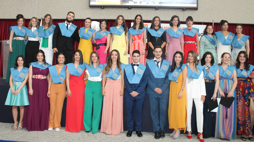 La tarde de graduaciones comenzó con la entrega de diplomas a los alumnos de la primera promoción del título conjunto  y continuó con los compañeros de la séptima de Infantil. / NEREA LLORENTE