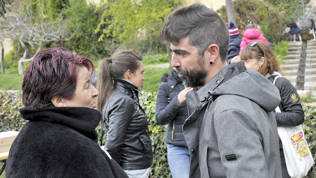 Clara Luquero conversa con Guillermo San Juan (Podemos-Equo). / Kamarero