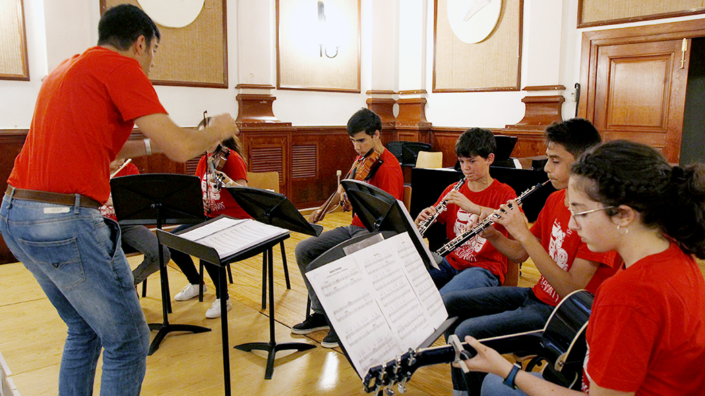Un momento de la actuación de la Orquesta de Secundaria del Colegio Claret en el IES Mariano Quintanilla. / N. Llorente
