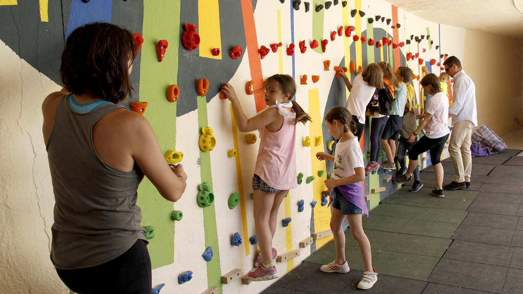 Rocódromo horizontal inaugurado en el patio del colegio Fray Juan de la Cruz. / NEREA LLORENTE