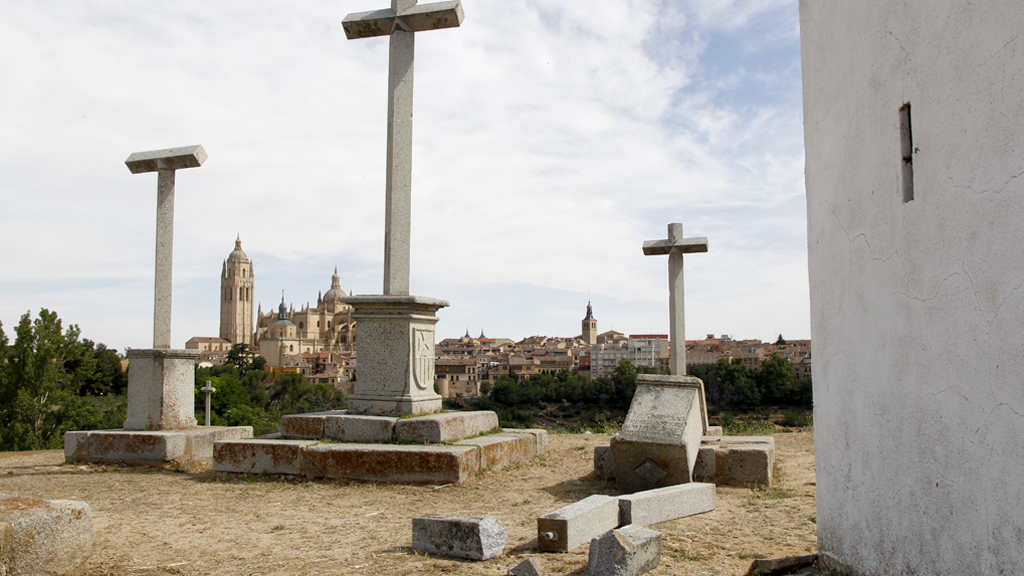 Los fragmentos de piedra de la cruz derribada en los Altos de la Piedad de la capital segoviana permanecían ayer sobre el terreno. / Nerea LLorente