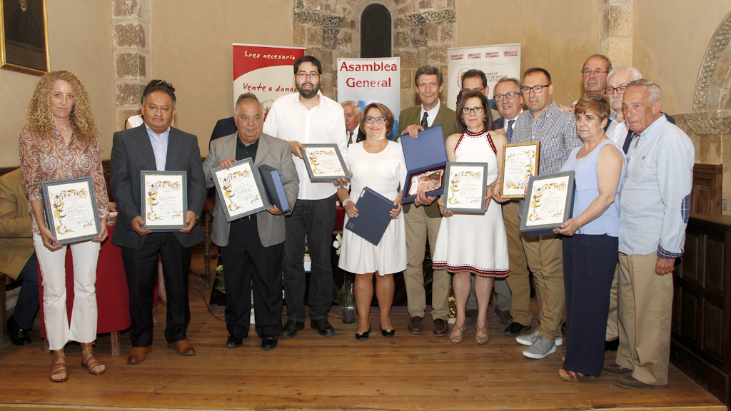 Foto del grupo de los colaboradores distinguidos este año por la Hermandad de Donantes de Sangre. / NEREA LLORENTE