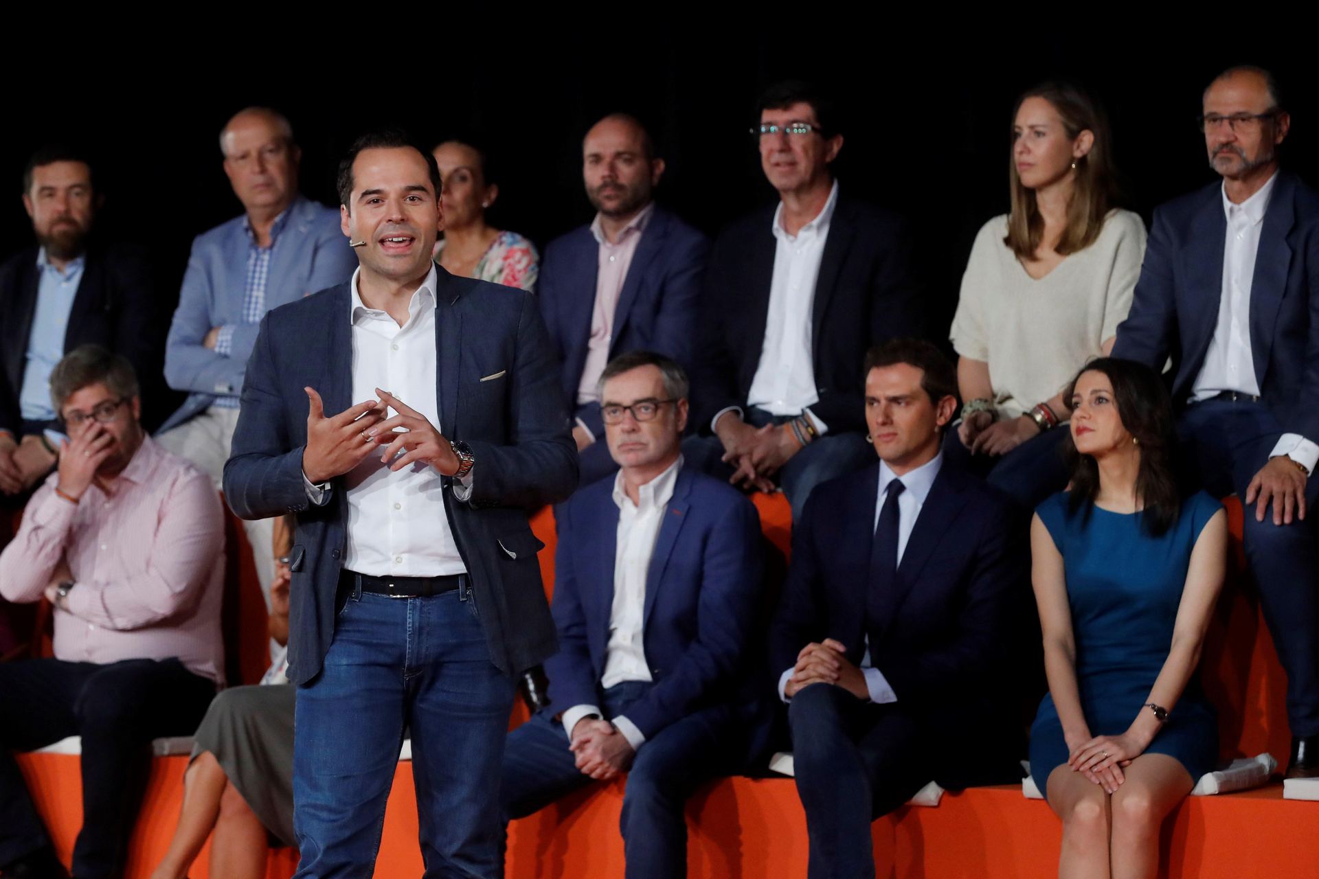 Ignacio Aguado durante su intervención en el Consejo General de Cs ante la presencia de Albert Rivera (2d). / EFE