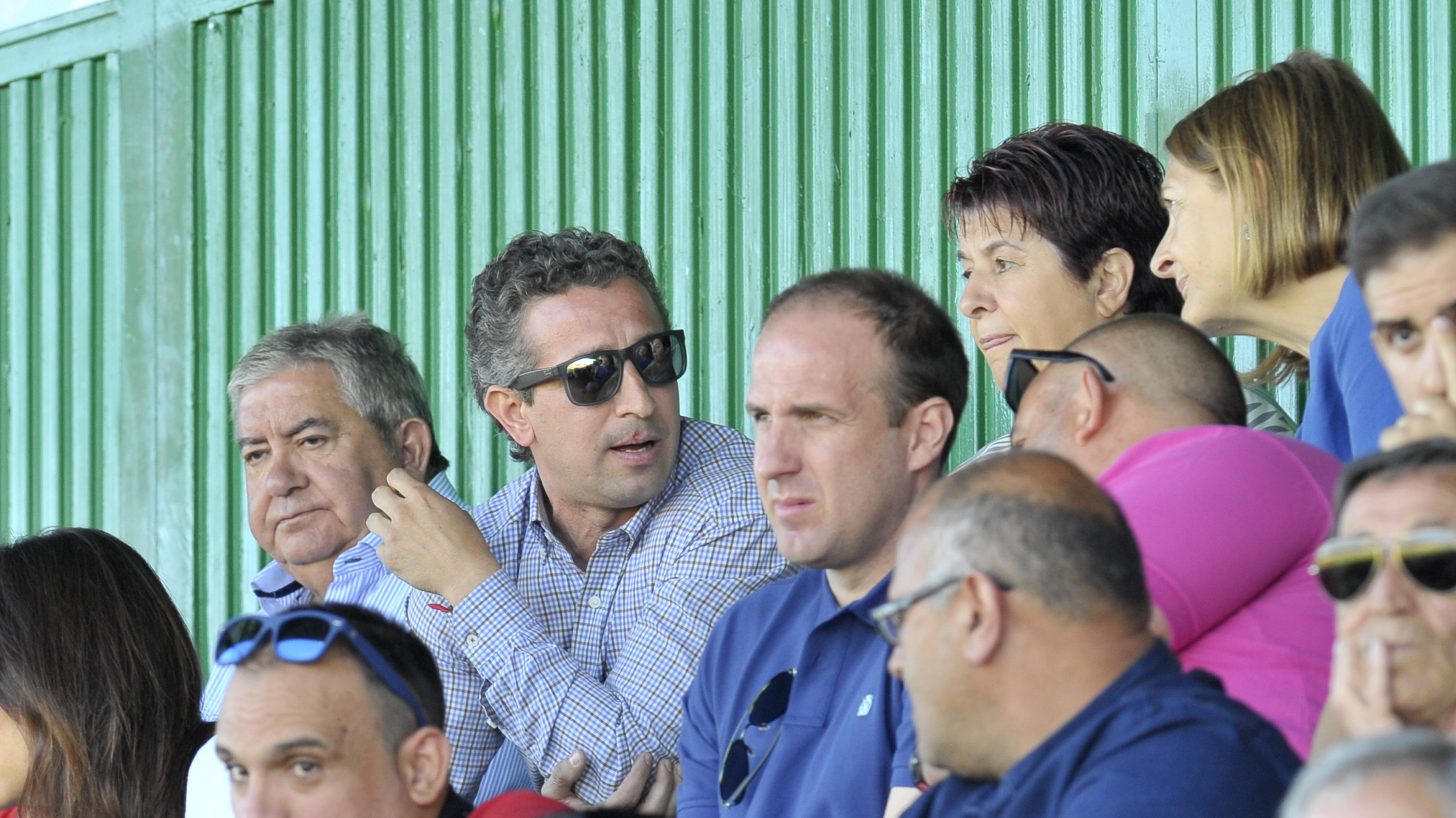 Agustín Cuenca, en uno de los últimos partidos de la Segoviana, junto a la alcaldesa Clara Luquero y la concejal Marian Rueda. / KAMARERO