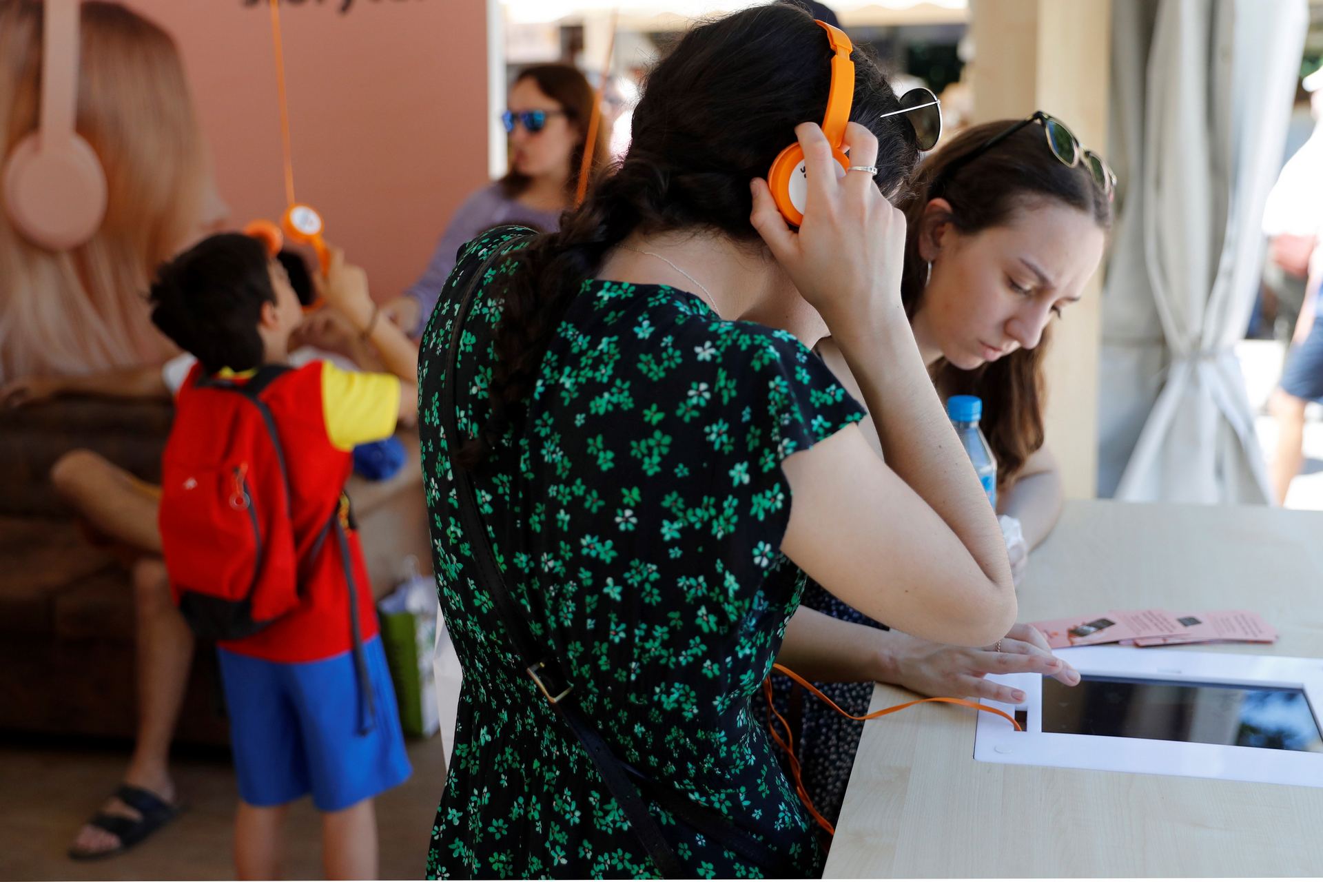 España es un mercado potencial en la venta de audiolibros puesto que aún son desconocidos pero atraen al público. / EFE