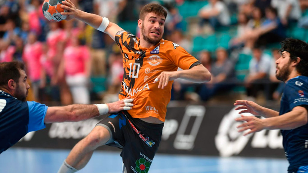 Rodrigo Pérez, durante un partido con el Ademar. / E.A.