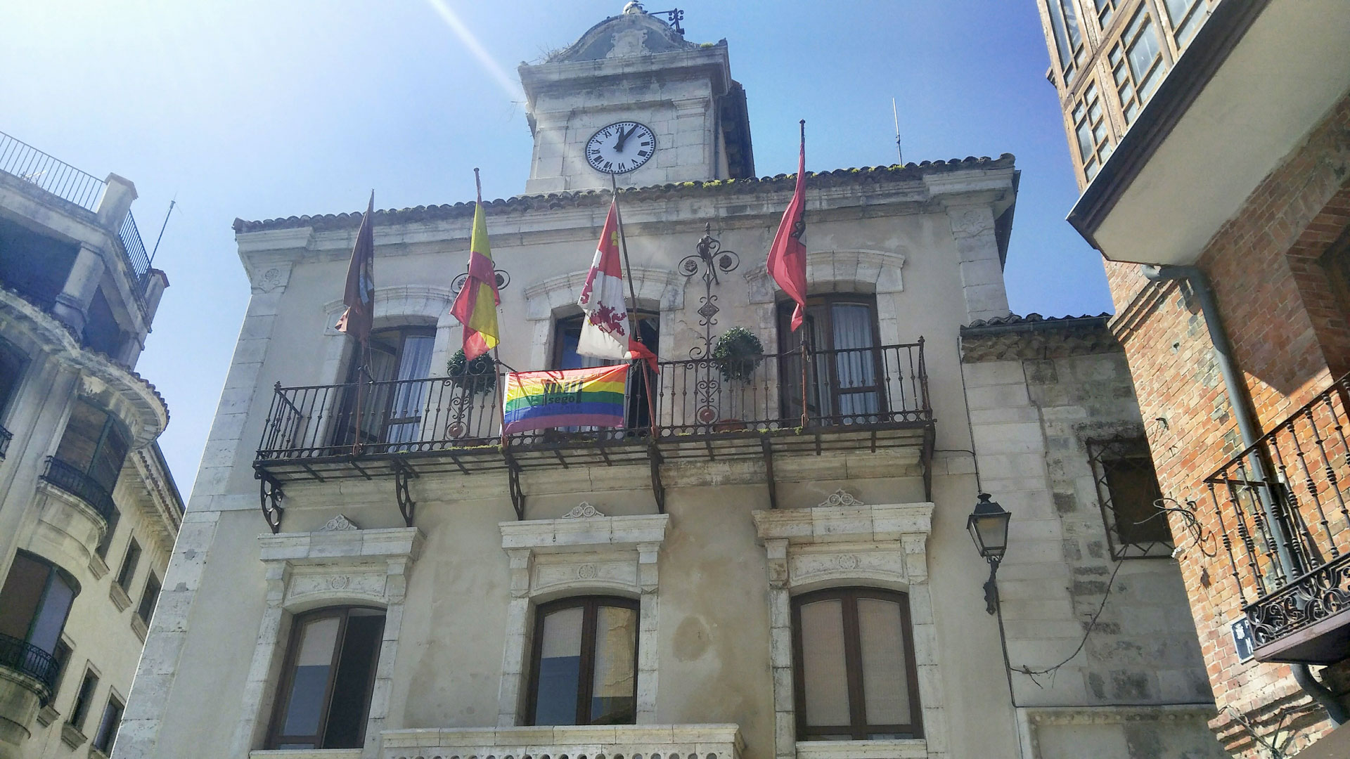 La bandera arcoíris luce en el balcón consistorial./ c. n