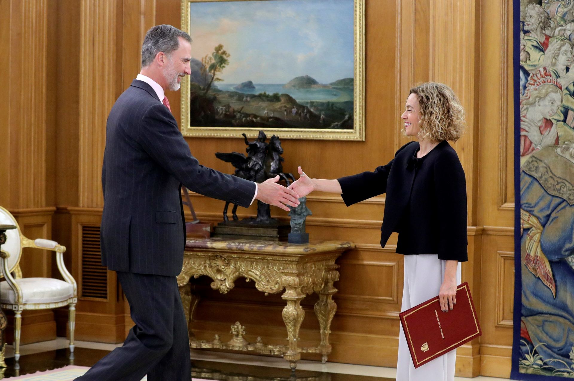 Felipe VI recibe a la presidenta del Congreso, Meritxell Batet, en el Palacio de la Zarzuela. / EFE