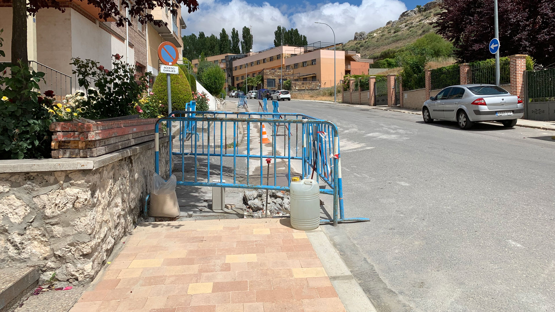 Trabajos en la acera de la calle Fotógrafo Rafael./ c. n