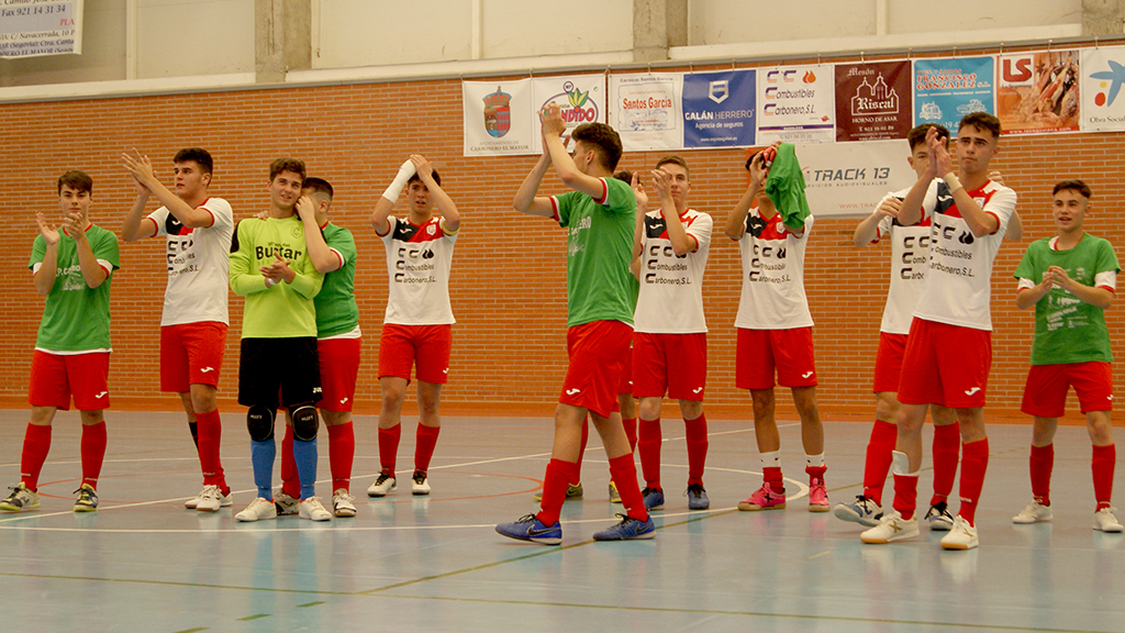 Los jugadores del CP Carbonero agradecen a la afición el apoyo brindado durante el partido contra el CD Puerto. / A.M.