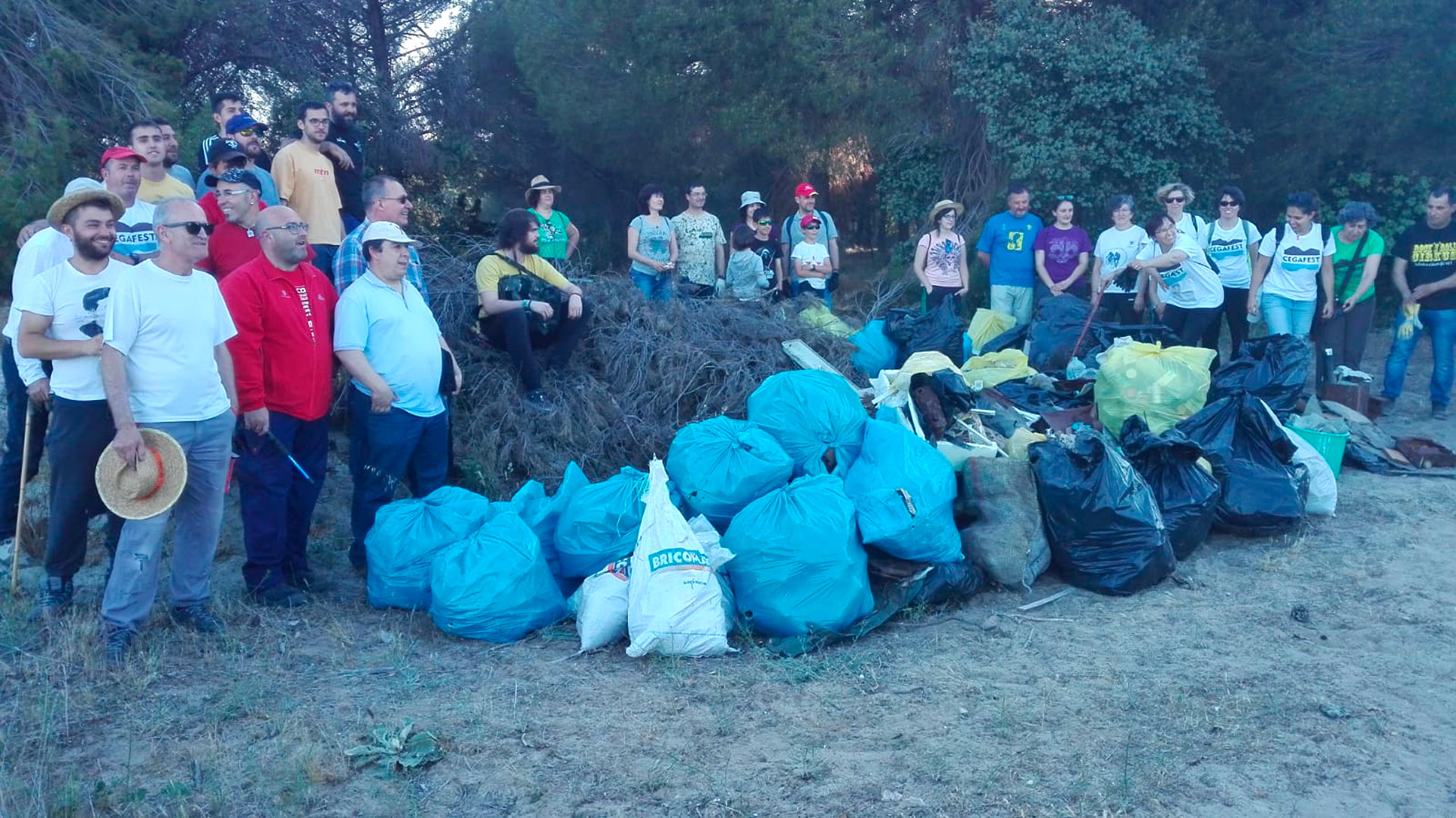 Recogida de residuos organizada por Cegafest. / c. núñez