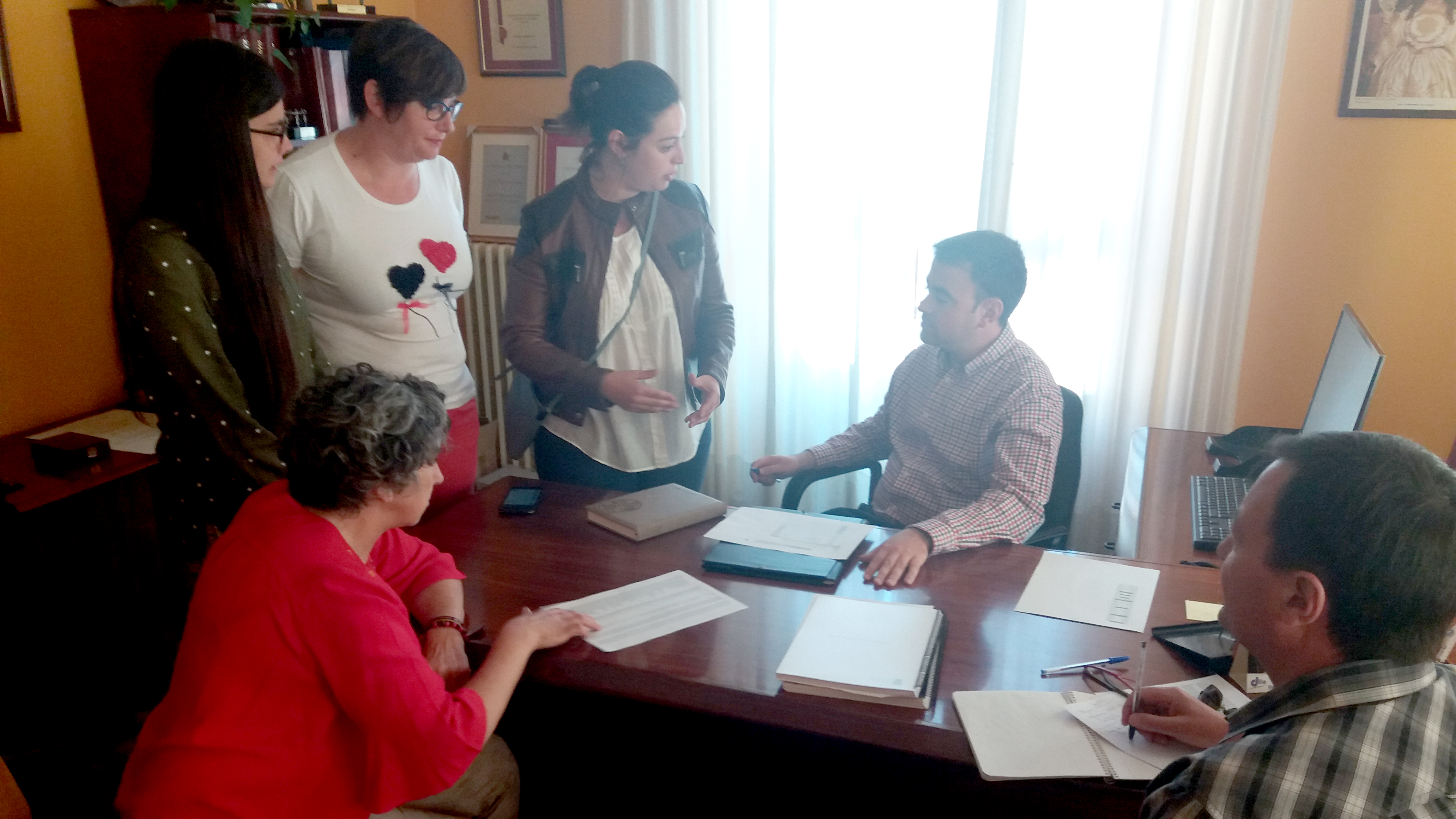 Concejales y alcalde en su despacho trabajando en llas cuestiones inminentes de la villa. / c. núñez