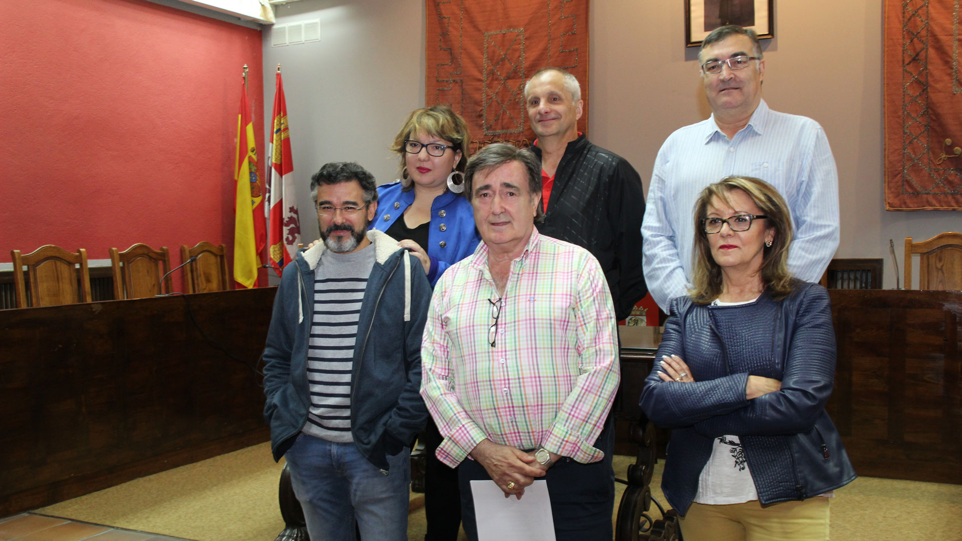 Parte de los concejales que abandonan su actividad en el Ayuntamiento de Cuéllar, junto al alcalde./ c. n