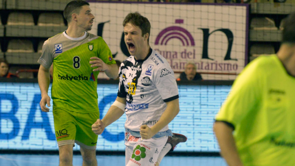 Rodrigo Pérez celebra un gol con el Ademar León. / MAURICIO PEÑA