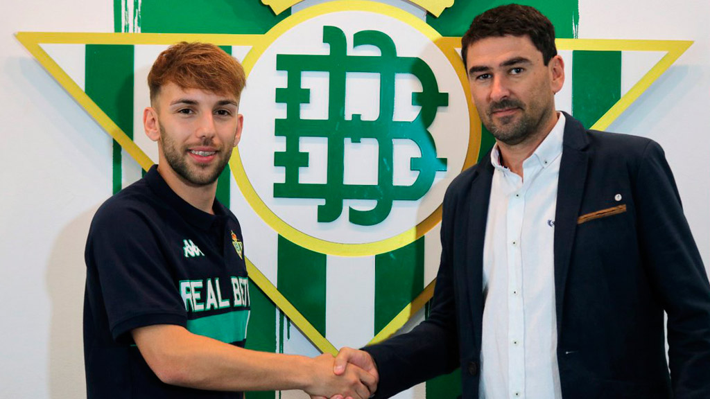 El ala Álvaro López, durante su presentación con el Real Betis, junto al director deportivo Daniel Ibañes. / REAL BETIS FUTSAL