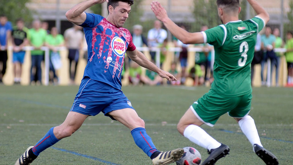 Domingo intenta regatear a un contrario durante un momento del partido disputado en Murcia. / JUAN MARTÍN-G.SEGOVIANA