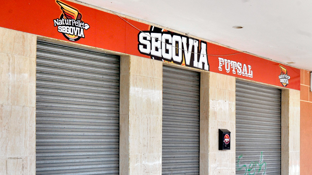 La sede que el Segovia Futsal tenía en el barrio de Nueva Segovia, cerrada. / KAMARERO