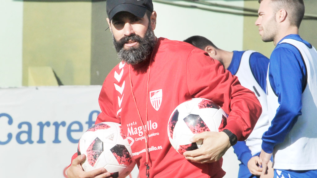 Ramsés, con un par de balones durante uno de los entrenamientos de la Segoviana. / KAMARERO
