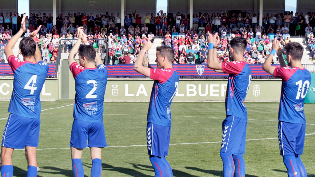 Los jugadores de la Segoviana saludan a la afición en los prolegómenos de un partido jugado en La Albuera. / KAMARERO