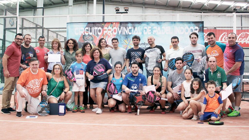Foto de familia de los participantes en el Máster Final del Circuito Provincial de pádel indoor que se celebró en Padelzone. / DIPUTACIÓN PROVINCIAL