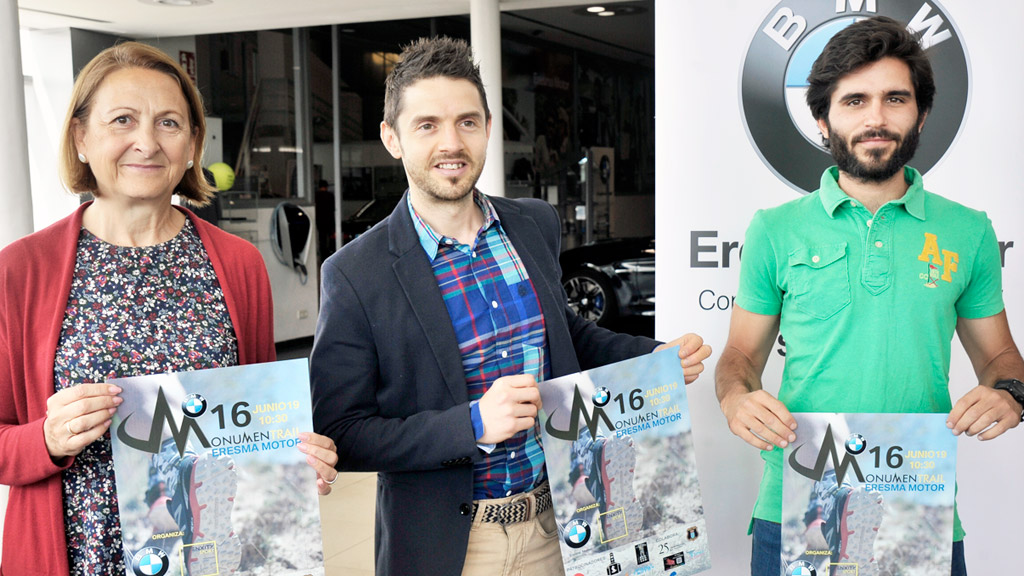 Los organizadores y colaboradores de la carrera, con el cartel anunciador de la misma. / KAMARERO