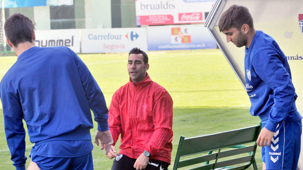 Manu González dialoga con Domingo mientras Álex Conde realiza ejercicios de recuperación de su tobillo. / KAMARERO