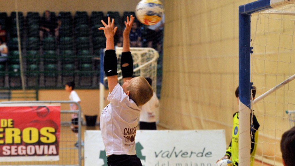 Un guardameta intenta despejar un lanzamiento. / KAMARERO