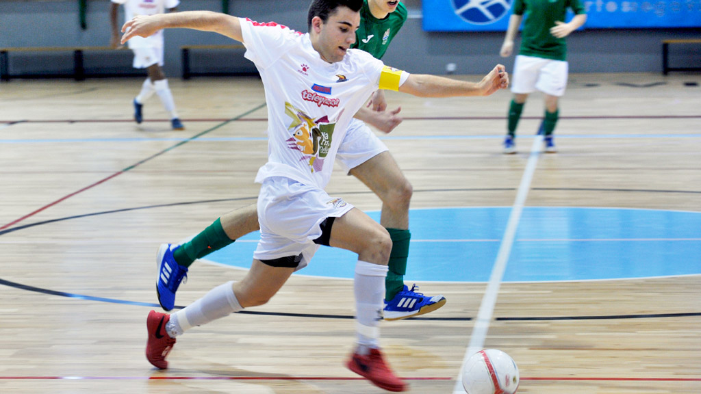 El capitán del conjunto juvenil del Naturpellet Segovia se marcha en velocidad de Carlos, de la AD San Juan. / KAMARERO