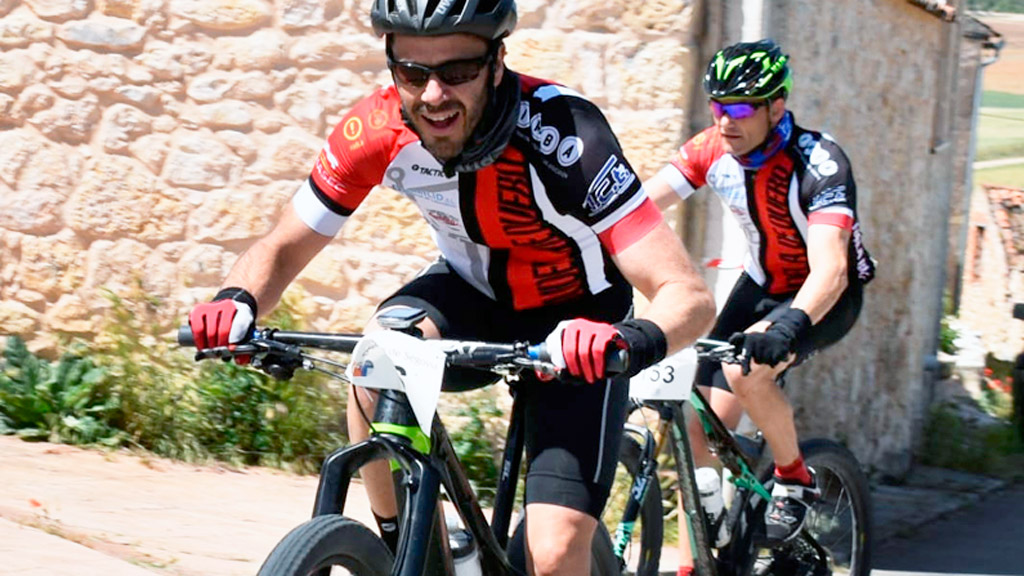 El ‘Desafío MTB’ de San Pedro de Gaíllos reúne a 150 corredores 1 Dos participantes recorren el ‘Desafío MTB’ de San Pedro de Gaíllos. / MTB-SPG