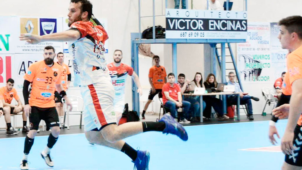 Eduardo Fernández, a la derecha, observa a Darío Ajo en un momento del pasado partido ante Torrelavega. / A. MARUGÁN