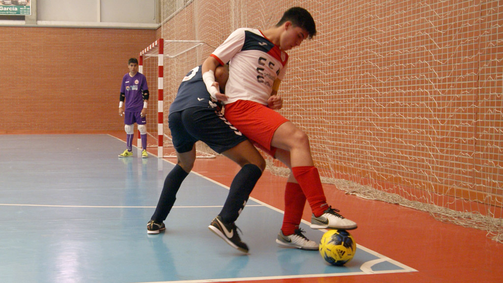 El capitán del CP Carbonero, Jorge Herrero, protege el esférico en el córner ante el CD Puerto de Ceuta. / A.M.