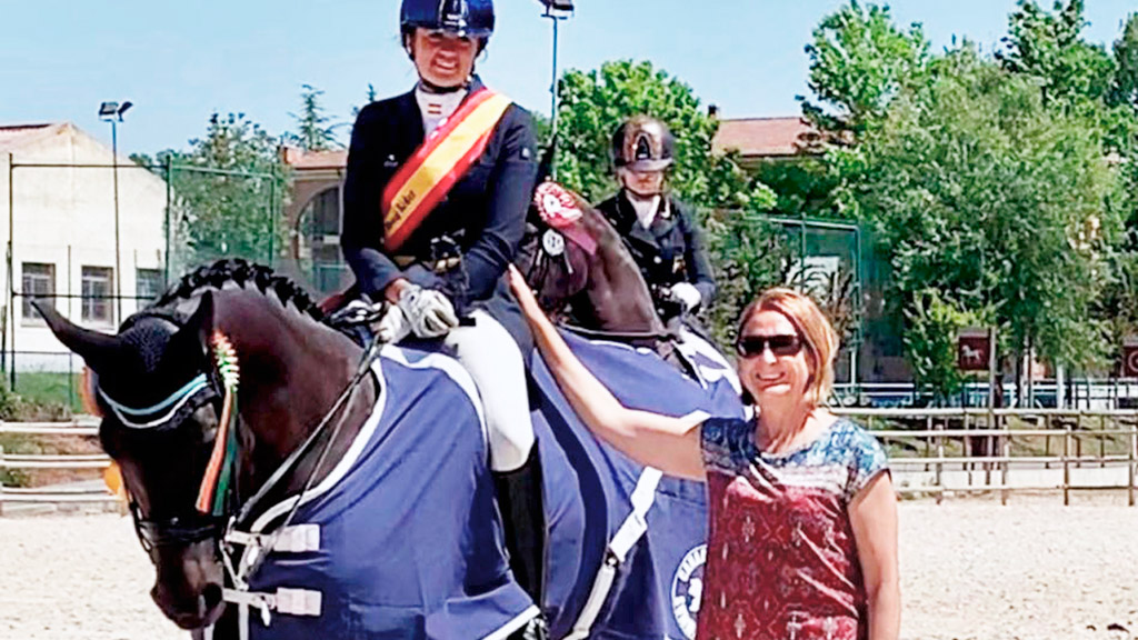 La amazona segoviana Carla de la Fuente, junto a la concejal de deportes de Segovia, Marian Rueda. / CECYL