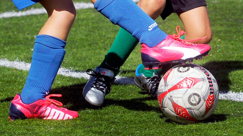 Una jugada durante un partido de fútbol siete en la categoría de benjamines. / KAMARERO