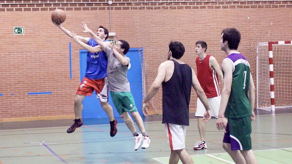 Uno de los encuentros del pasado 3x3 que se celebró en el pabellón María Martín. / DELEGACIÓN SEGOVIANA DE BALONCESTO