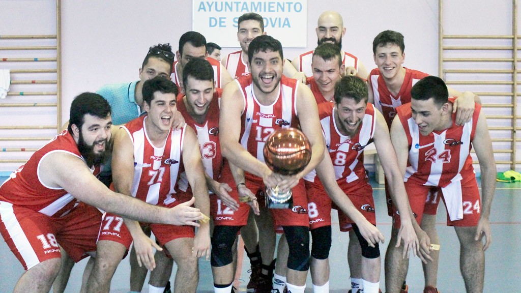 Los jugadores del CD Base, un momento antes de levantar la copa que les acredita como campeones de la liga provincial del curso 18-19 / DELEGACIÓN PROVINCIAL