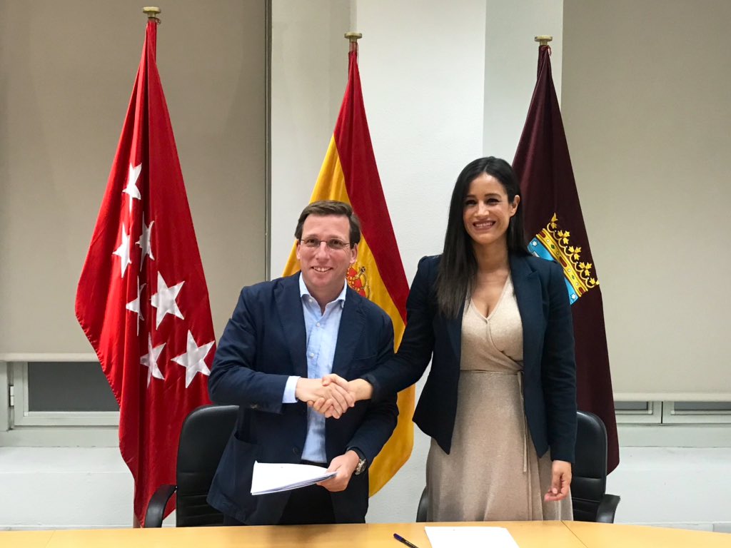 José Luis Martínez Almeida y Begoña Villacís se estrechan la mano tras sellar el acuerdo programático. / Twitter