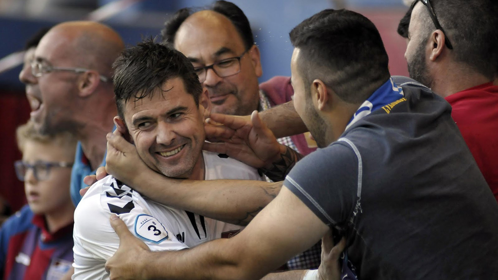 Obligados a ganar 1 El capitán de la Segoviana José Luis Robles ‘Anel’ celebran el gol marcado en Villarrobledo, junto a los aficionados que se desplazaron. / JUAN MARTÍN - LA GIMNÁSTICA