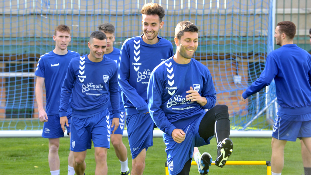 Los jugadores de la Gimnástica Segoviana Dani Abad, Juan de la Mata y Manu, durante una de las sesiones de entrenamiento de esta semana. / KAMARERO