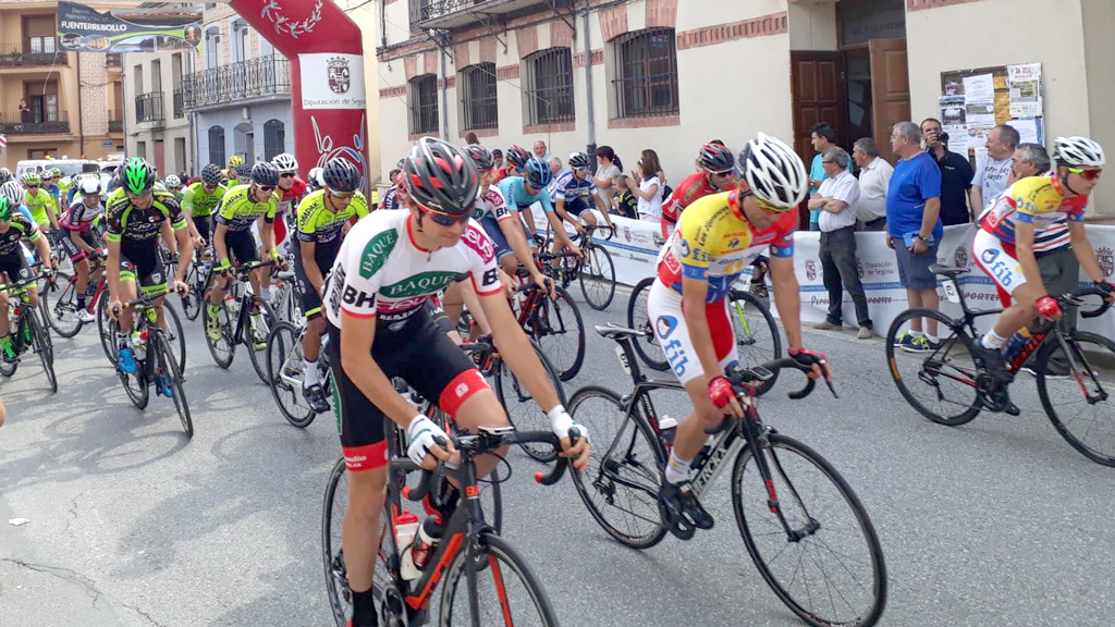 Salida de la etapa de la Vuelta Ciclista a Segovia desde la plaza de Fuenterrebollo, de la pasada edición. / CD UCS