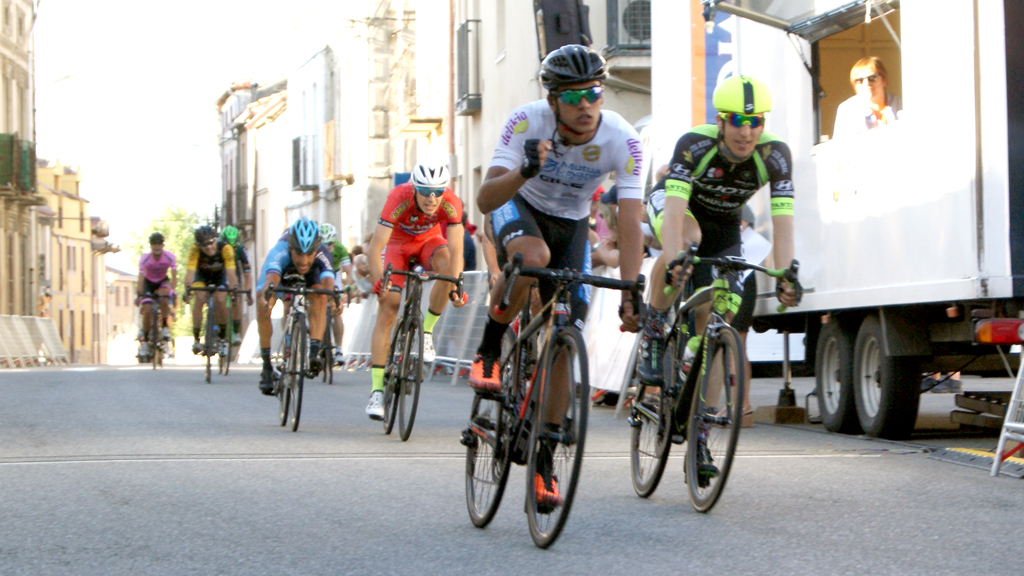 El primer grupo celebra la entrada en la meta de la primera etapa de la Vuelta a Segovia, de Fuenterrebollo. / A.M.
