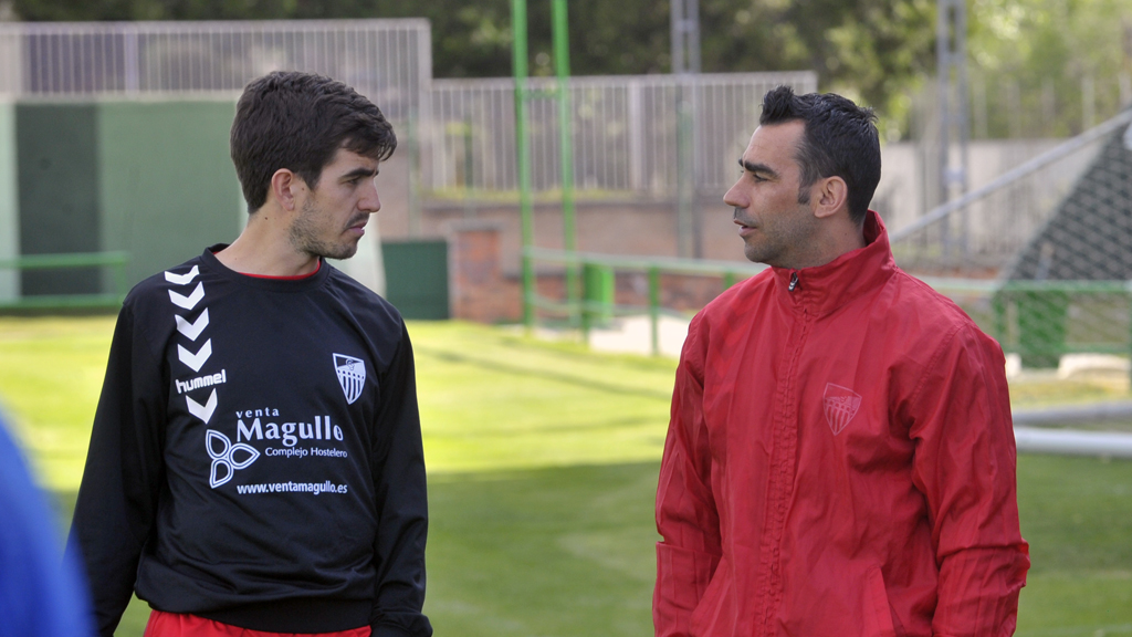 El preparador físico de la Segoviana, Alberto Ginés, junto al técnico Manu González, en un entrenamiento. / KAMARERO