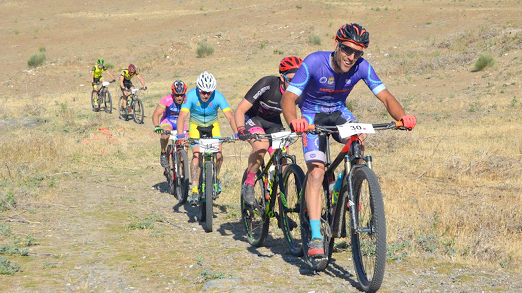 Una serie de corredores, en pleno recorrido de la prueba de ciclismo de montaña de Carbonero el Mayor. / CARBONERO BIKE