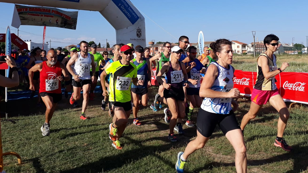 Numerosos corredores tomar parte en la carrera pedestre ‘Run to Terreña’ de Fuenterrebollo, de la pasada edición. / FUENTERREBOLLO