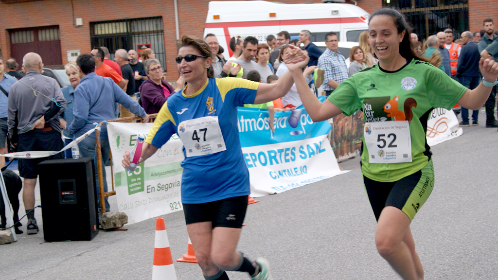 Dos corredoras festejan el fin de la carrera pedestre ‘Run to Terreña’ de Fuenterrebollo. / A.M.