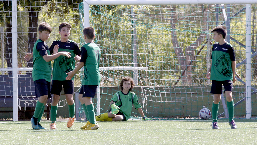 Los jugadores del CD Claret celebran un gol, durante uno de los partidos del memorial Mariano Chocolate. / NEREA LLORENTE
