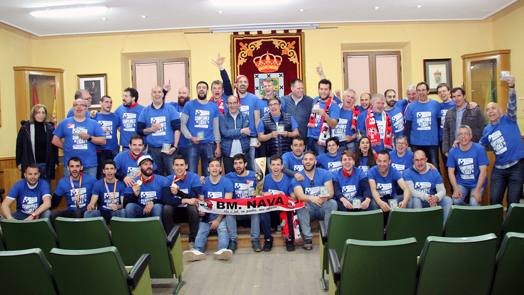 Los componentes de la plantilla del Viveros Herol Nava y los directivos son recibidos en el ayuntamiento de la localidad tras lograr el ascenso. / ASCENSIÓN CALVO